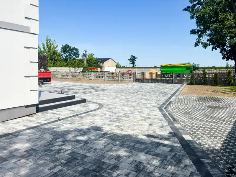 Tarasy i przestrzeń wokół domu Brukarstwo Wielkopolska 8